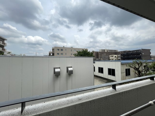 南東向きで陽当たり良好のバルコニーです。