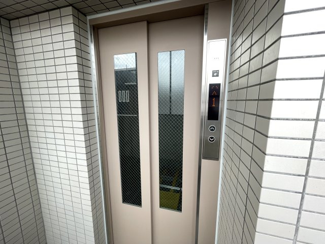 重たい荷物を持っていても、エレベーターがあれば安心です。　