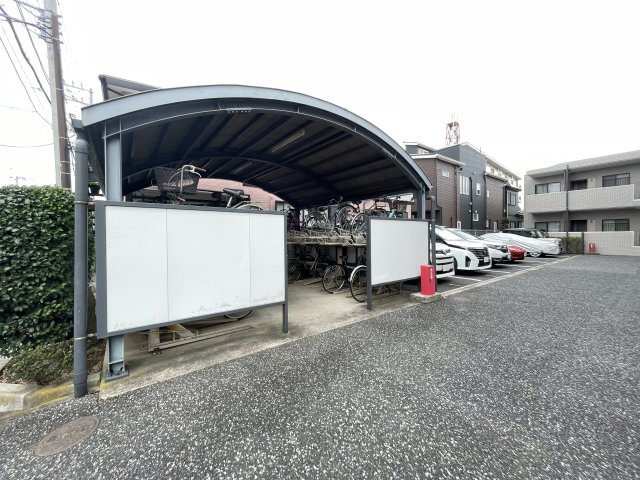 屋根付きの駐輪場で、サビや汚れの心配も不要。　
