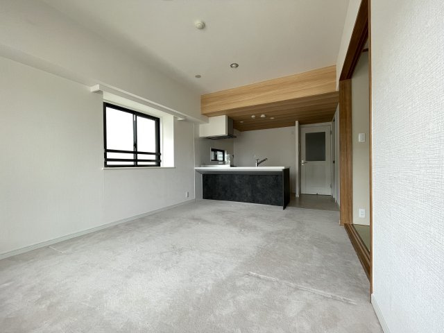 2面採光のお部屋は、日中は照明がいらないほど、明るい光が射し込みます。　