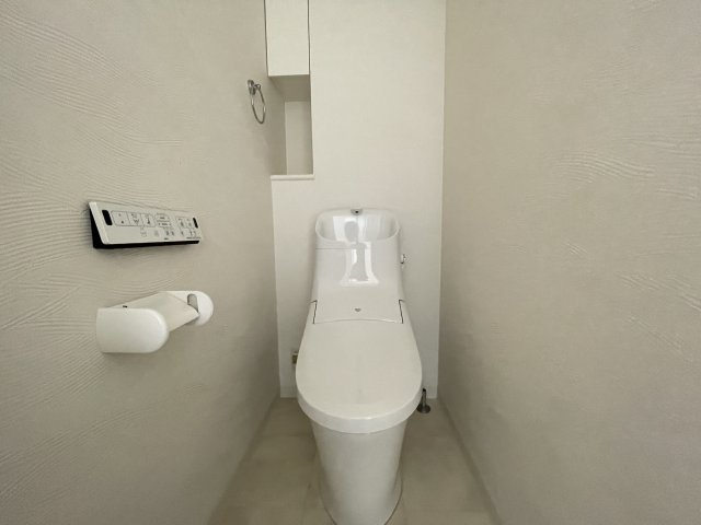 温水洗浄便座付きの清潔感あるトイレは、落ち着いた空間に。　