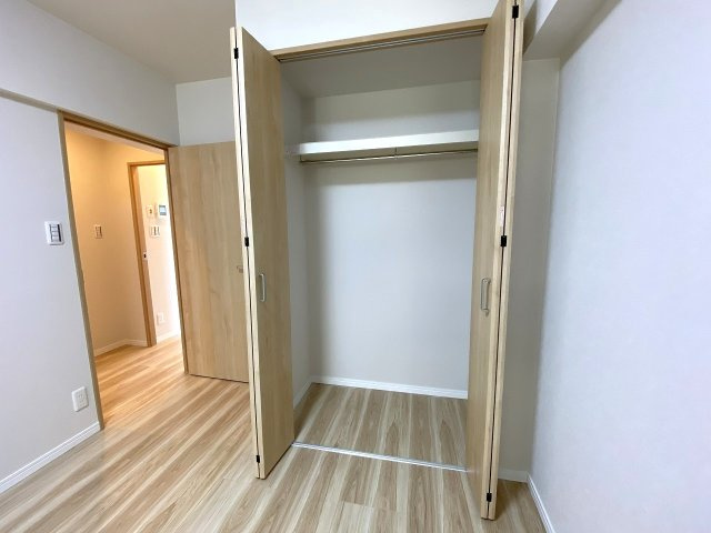 収納　　季節物の衣類や日用品をすっきりまとめられる広々とした収納スペース。お部屋全体の生活感を抑え、綺麗な状態を保てます。