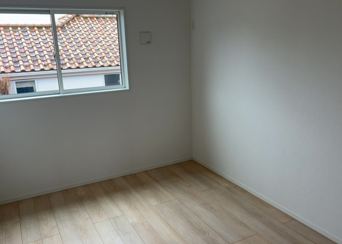 洋室のメリットは重い家具が置きやすく、身の回りが整理しやすいことです。　床がフローリングのため畳とは異なり凹みにくいです。　クローゼットなど収納が豊富で、普段使わない旅行カバンや服の整頓も簡単にです。