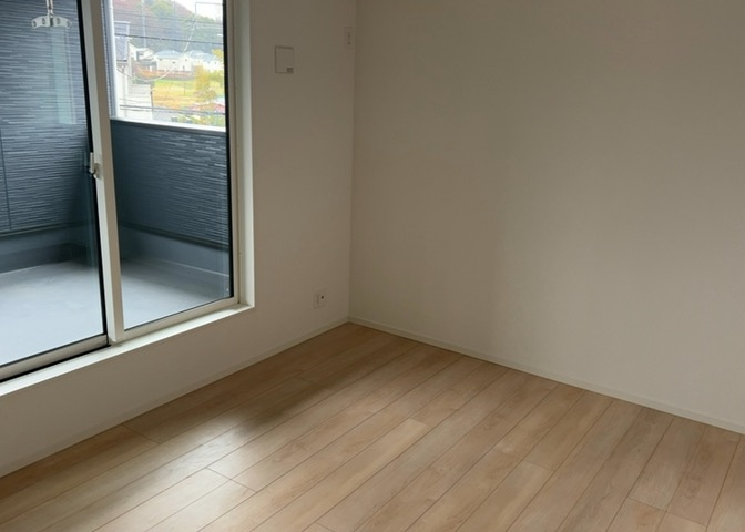 寝室でゆっくりと過ごすためにはベッド周りの適度な空間を担保することや窓の位置、照明の明るさ、寝室の広さなどを考える必要があります。自身や家族の構成とライフスタイルに併せて寝室にする部屋を選びましょう！