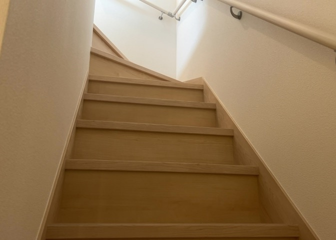 建物の上下階の通路である階段は、その位置によって動線や室内の印象が大きく左右されます。手摺にも重要な役割があり、転倒の防止・歩行や動作を円滑にして日常生活を支えることを主な目的として設置されています。