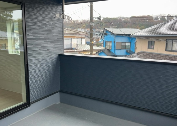 バルコニーは、室外の専用スペースのうち、「屋根がなく開放された空間」であるものを指します。ベランダより広いタイプのものが多く、日当たりもよいため家庭菜園などを楽しみたい人にとって適した環境となります。