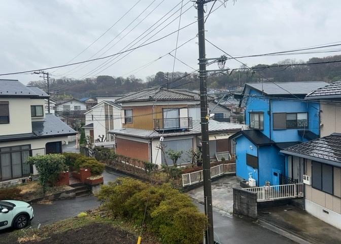 眺望を気にして物件を探す場合、前面に建物が建っていないか現地で確認しましょう！前面に建物があると景色はもちろん、日当たりや風通しにも影響が出てきます。住んだ時のことを想像しながら現地見学をしましょう。