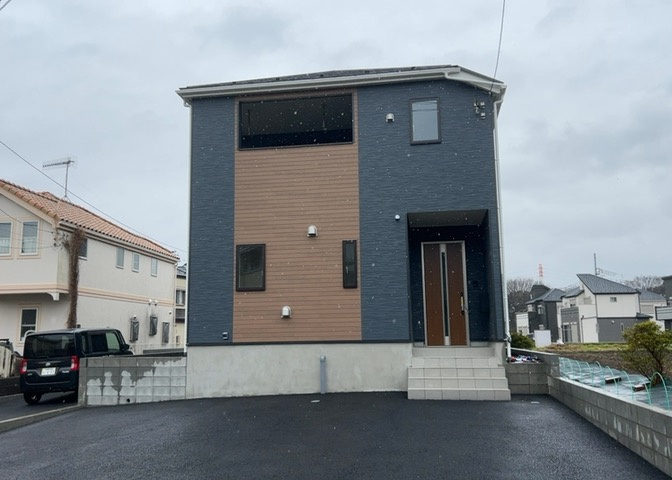 ついに完成致しました！現地をご見学に行く際は、道路の幅や周辺の交通量、施設などをご確認頂くことをおすすめします！物件の流れが早いため、内見をしたい方はお早めに当社営業までお問い合わせ頂きご予約下さい！