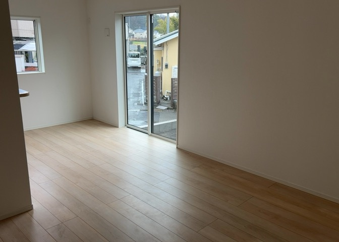 L型アイランドタイプは、キッチンからダイニングにもリビングにも目が行き届くので、とても使いやすい配置です。L字型独立タイプは、キッチンを独立させてるためLDKというよりもLDといった様なイメージです。