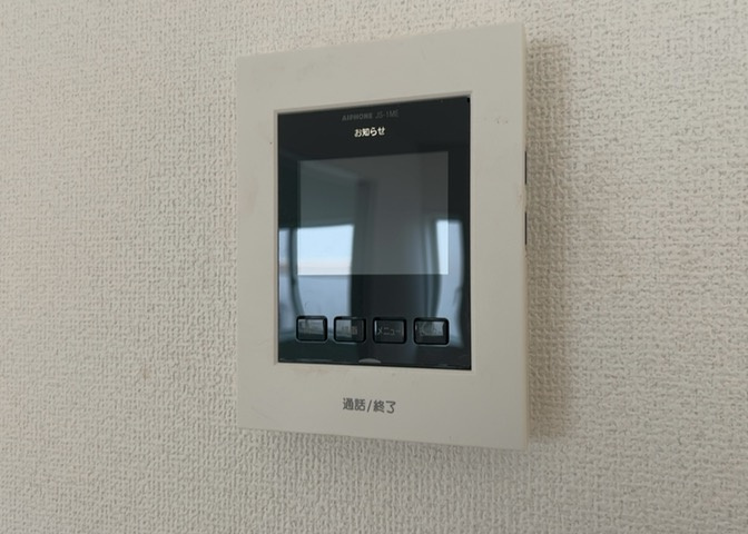 モニターで来訪者を確認して、目的が分からない場合はインターホンを通じて室内から会話することができます。怪しいと感じた場合はインターホン越しにお帰りいただくことができるので、直接会うことがなく安全です。