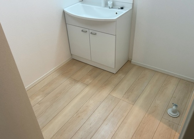 多くの戸建て住宅で見かける洗面脱衣所は、洗面台と洗濯機が2畳ほどのスペースに並べられていて、洗面所が脱衣所を兼ね備えている間取りが一般的です。お客様が利用することもある、パブリックな空間でもあります。
