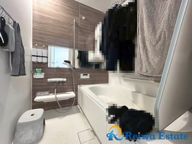 採光の確保とと換気ができるバスルームには小窓付き！