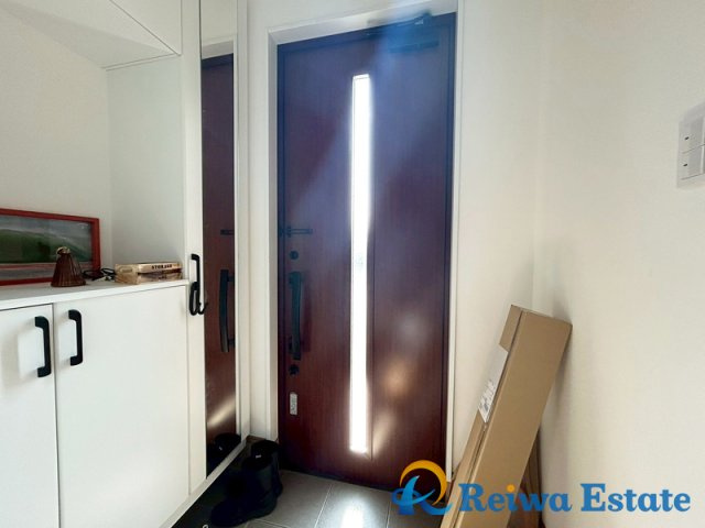 お出かけ前の字だしなみチェックに便利な鏡張りの玄関収納！