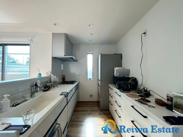 人気の対面式カウンターキッチン。リビングとの動線良好で家事も捗ります◎　