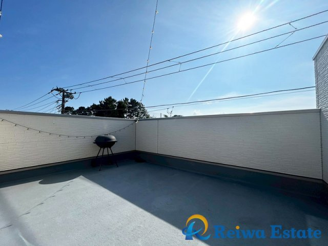 気持ちのいい空が見渡せる広いルーフバルコニー！BBQも楽しめます♪