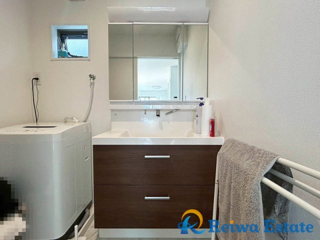 身支度をする際に便利な三面鏡タイプ。鏡面裏には収納もあり、使い勝手のいい洗面化粧台です！