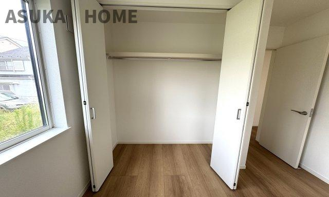 枕棚があるクローゼットは多様なお洋服の収納にも対応しやすく、大切なお洋服をきれいな状態で収納できますよ。