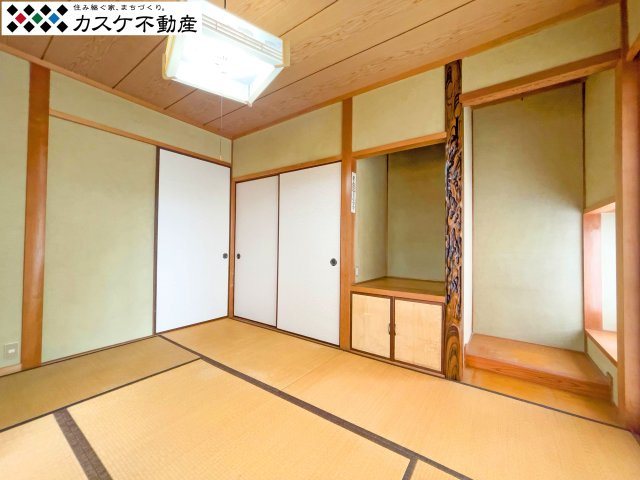 陽光が優しく差し込む明るい和室。窓を開ければ心地よい風が通り抜け、リラックス効果を高めます。趣味の空間やセカンドリビングとしても利用でき、家族の暮らしに彩りを添える和みのスペースです。　