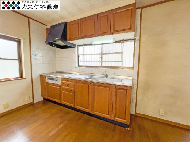 お手入れが簡単なIHクッキングヒーターを採用。火を使わないので小さなお子様がいるご家庭も安心です。収納豊富なシステムキッチンで、調理器具もすっきりと片付き、毎日の献立作りがよりスムーズに捗ります。　