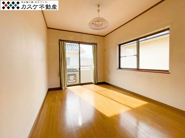 2階に位置する主寝室にふさわしい6畳超の洋室。南向きで日当たりが良く、朝は自然な光で心地よく目覚めることができます。大型の収納も備わっており、夫婦の衣類や小物を整理して、お部屋を広く保てます。　
