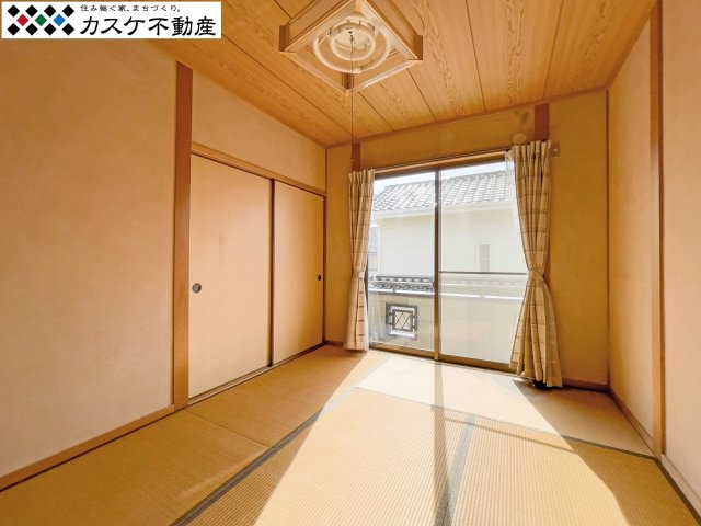 独立した空間として活用できる和室。掘りごたつを設置したり、書斎として利用したりと、家族のライフスタイルに合わせて多様な使い方が可能です。日本の伝統的な趣を感じながら、穏やかな時間を過ごせます。　