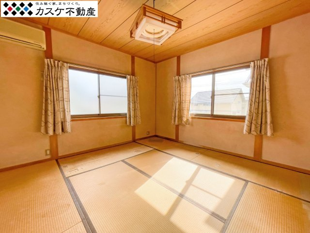 LDKに隣接した使いやすい和室。お子様が遊ぶスペースやお昼寝場所としてはもちろん、来客時には客間としても活躍します。畳の香りに癒やされながら、心落ち着くひとときを過ごせる多目的な空間です。　