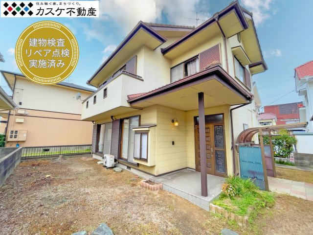 最大4台まで駐車可能な拡張性を持った、実用性の高い敷地。延長敷地ながら、隣地も道路として活用されているためお車の出し入れが非常にスムーズ。大型道路へのアクセスも良く、アクティブな生活を支えます。　
