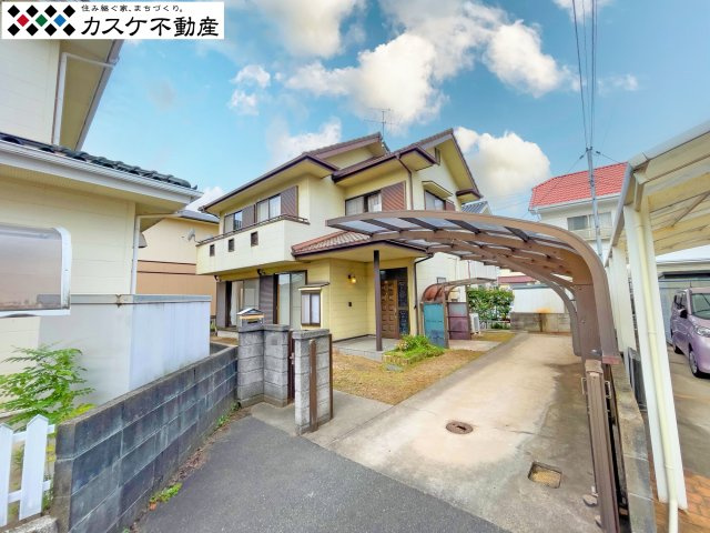 延長敷地ながら隣地も道路として活用されており、お車の出し入れが非常にスムーズ。現在は2台駐車可能ですが、お庭を拡張すれば最大4台まで停められるようになり、来客時や将来の増車にも柔軟に対応できます。　