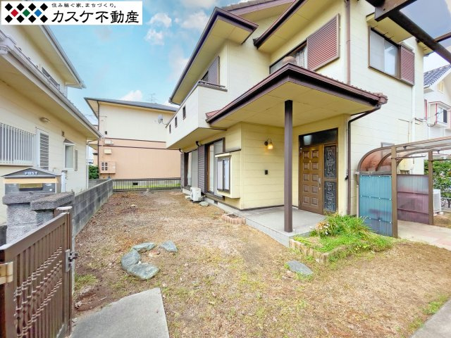広々としたお庭スペースは、ガーデニングや家庭菜園を楽しむのに最適。お子様が安心して遊べる空間としても活躍します。週末には家族でバーベキューをしたりと、外での過ごし方が広がる魅力的な場所です。　