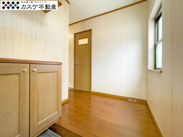 家族を優しく迎える落ち着いた雰囲気の玄関。散らかりがちな靴をすっきりと収納できるスペースがあり、急な来客時も安心です。明るい光が差し込む設計で、毎日の外出や帰宅を気持ちよくサポートしてくれる空間。　