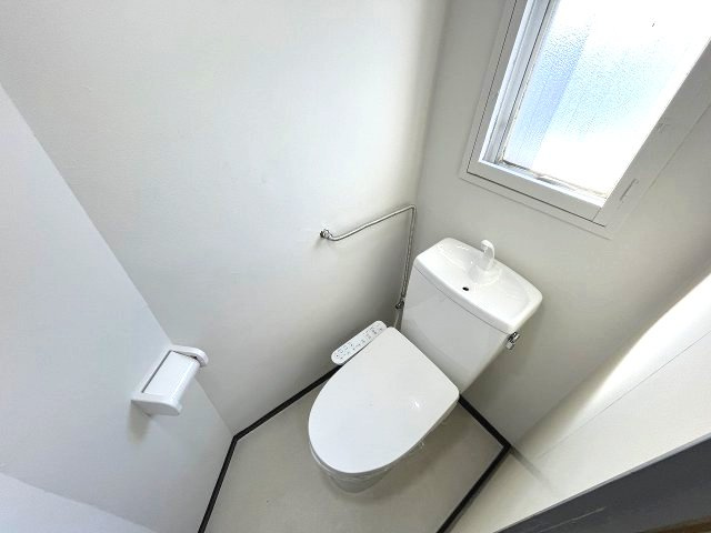 清潔感があふれるシンプルで機能的なトイレです。温水洗浄便座付きで毎日を快適に過ごせます。