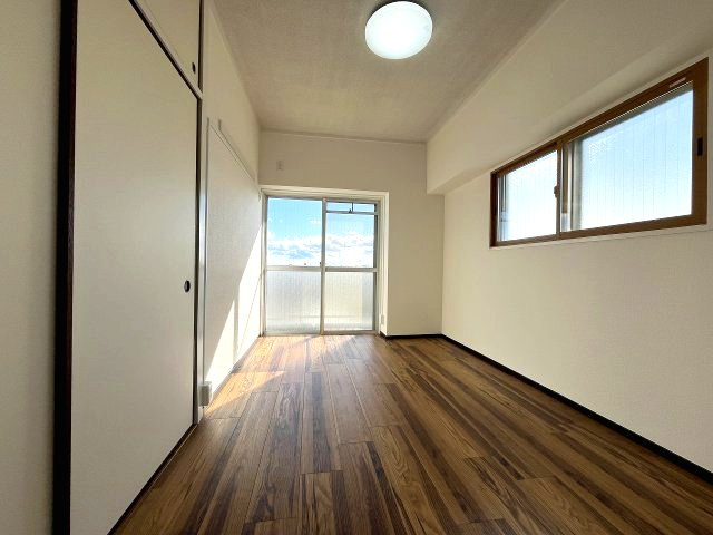 2つの窓から自然光が入り込むため部屋全体が明るく開放感があります。