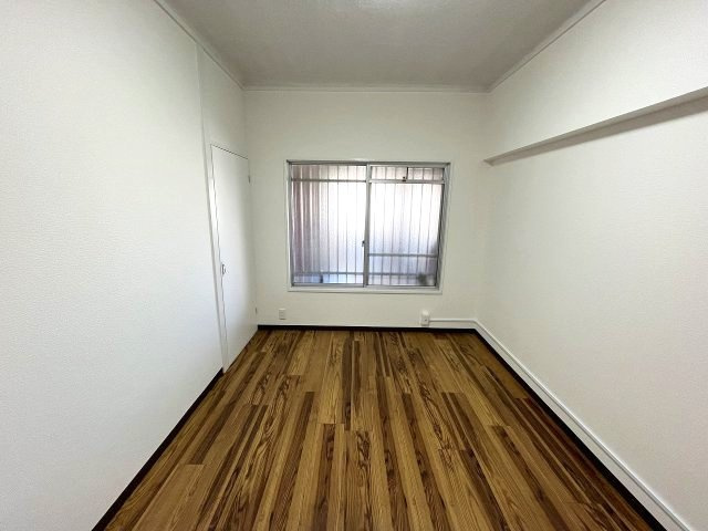 広さ6帖の洋室は居住スペースとしては十分な広さを確保しております。