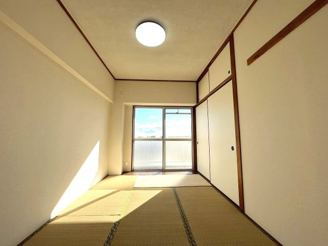 落ち着いた雰囲気のある和室は畳の香りに包まれてゆったりと過ごせる空間です。