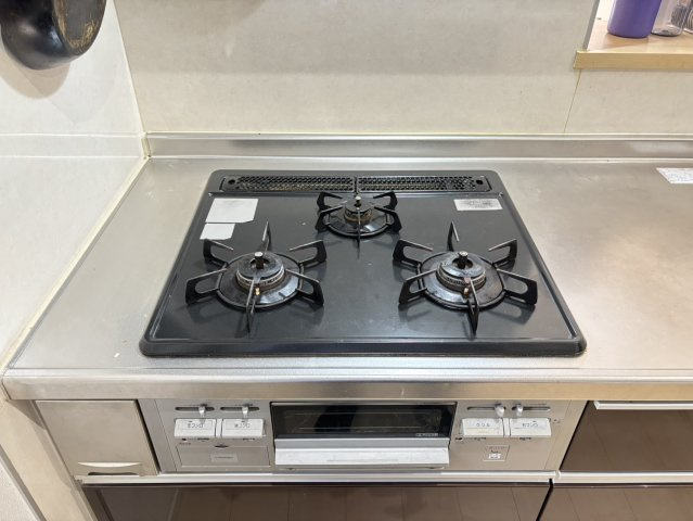 3口コンロで同時調理が可能。広々とした作業スペースがあり、効率よく料理ができます。グリル付きで焼き魚やトーストなども簡単に調理可能。換気扇が近くにあり、煙やにおいがこもりにくい設計です。　