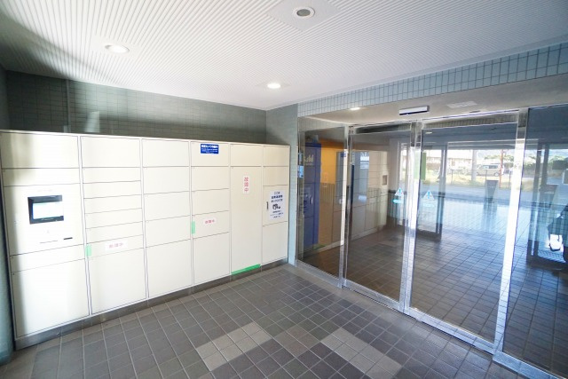 不在時の荷物の受け取りに便利な宅配ボックス完備