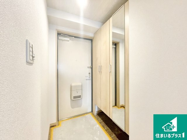 大きな鏡付きシューズボックスは、外出前のファッションチェックにいいですね！たっぷり収納スッキリ玄関！
