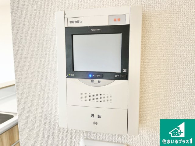 カラーモニターインターホン！声だけでなく来訪者の姿や顔がモニターで確認できるので、小さなお子様がいらっしゃるご家庭でも安心できます！