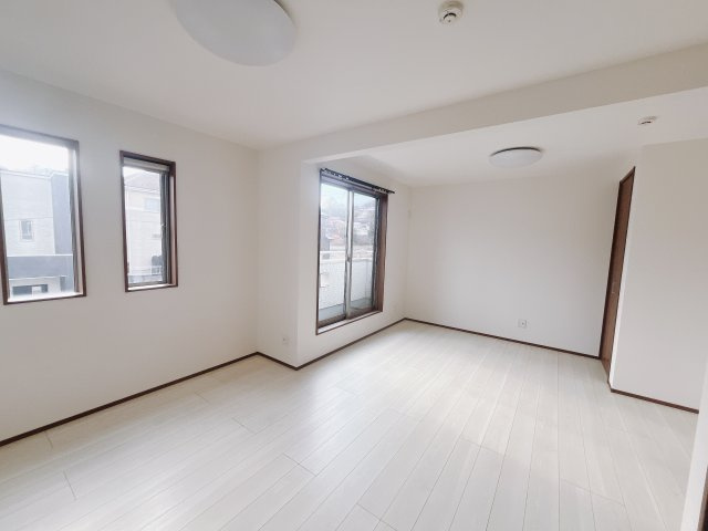 ■2階洋室｜2階洋室には大きな窓をご用意しています。日中はあたたかな日差し差し込み自分時間も充実できますね＾＾