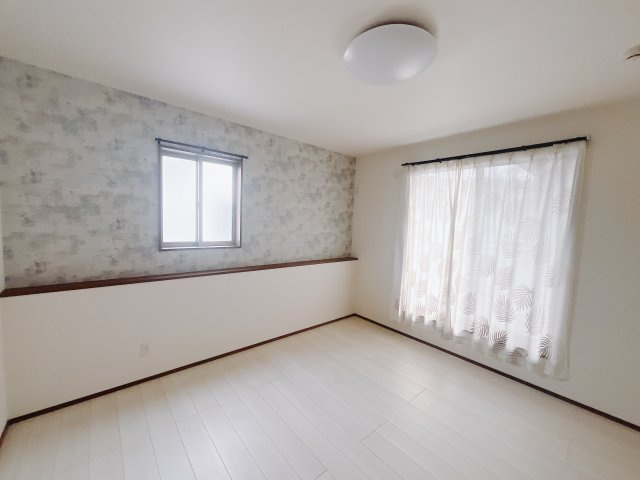 ■2階洋室｜ナチュラルカラーの床です。模様替えなどとても楽しく工夫できます♪陽当たり、風通しもとても良いので毎日快適な生活スタートです！子供部屋にも良いですね♪