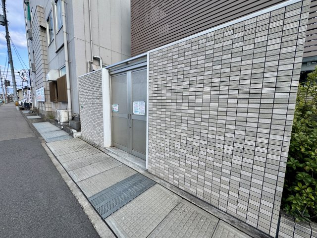 マンション専用のゴミ置き場が敷地内に設けられており、居住者が利用しやすい位置に配置されています。建物と一体感のある造りで、外観の美観にも配慮された設計。日常のゴミ出しをスムーズに行えます。