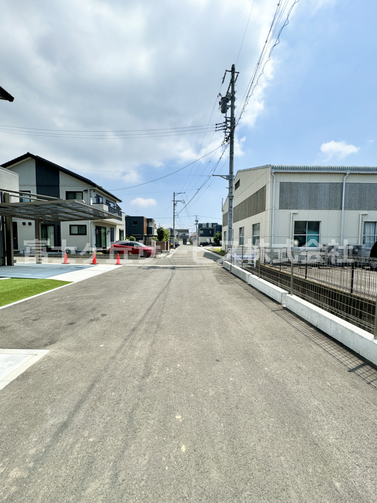 前面道路含む現地写真です