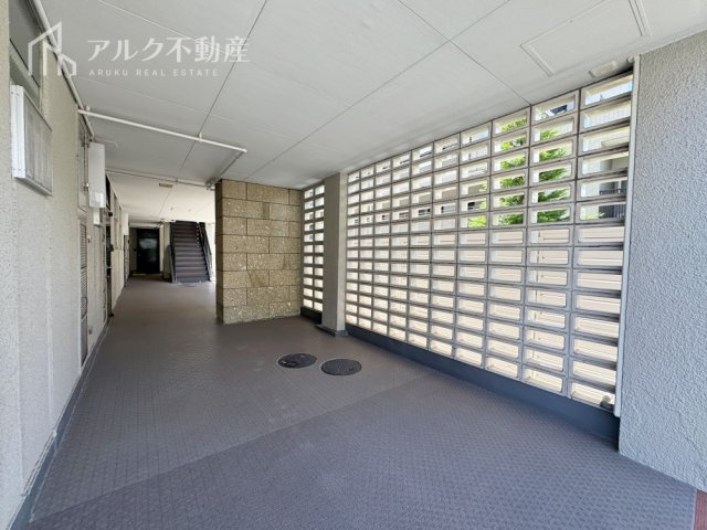 明るいエントランスです