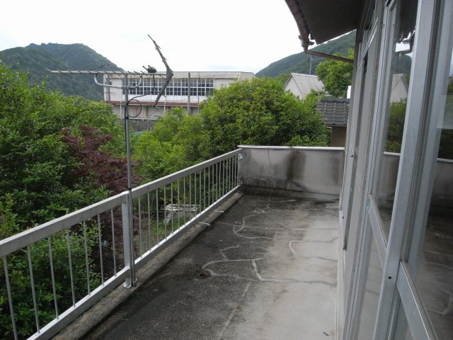 2階のベランダはゆったりとした広さがあり、街並みと自然を一望できる開放的な眺望が魅力。風通しも良く、晴れた日には心地よい時間が過ごせます。リフォーム次第でさらに快適な空間に生まれ変わります。