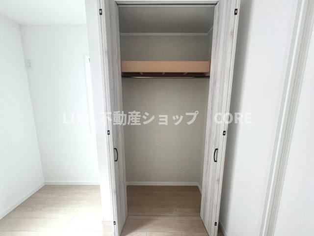 普段着やスーツはもちろんのこと、コート類などもしっかり掛けられます。