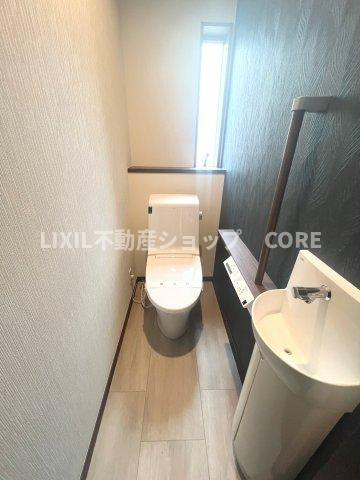 そのゆったりとした空間には洗練されたデザインのウォシュレット付きトイレを装備！