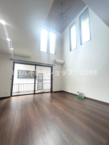 家具の配置がしやすい広さを確保しつつ、窓が多い設計は色々な角度から光が取り込める間取りです。