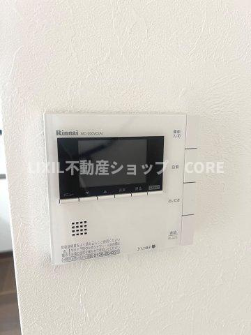 お風呂はボタンひとつで一定量の湯を浴槽に張ったり、保温や追い焚きをすることができる便利な機能付