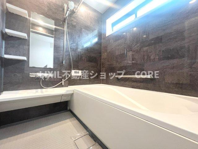 足を伸ばして入れる大きめのバスタブにゆっくりと浸かって、仕事の疲れを取って頂ければと思います。
