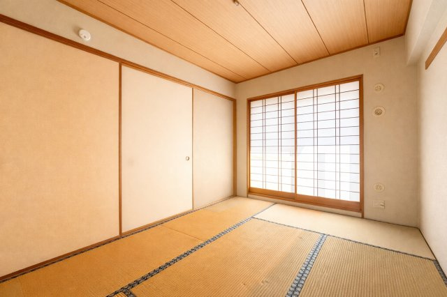 ◆気持ちの良い風が室内へ入り込む居室。家具を配置しても広々ご利用いただけます！！